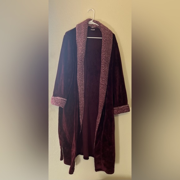 Secret Treasures Other - Secret Treasures Sleepwear Sherpa robe